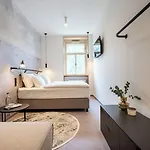 Honest Karlin Aparthotel 4*