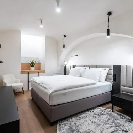 Honest Karlin Aparthotel 4*
