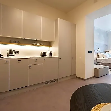 Aparthotel Honest Karlin 4*