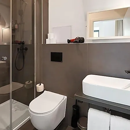 Honest Karlin Aparthotel 4*