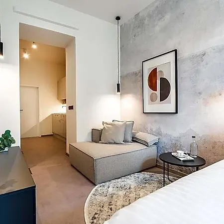 Honest Karlin Aparthotel 4*