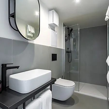 Honest Karlin Aparthotel 4*