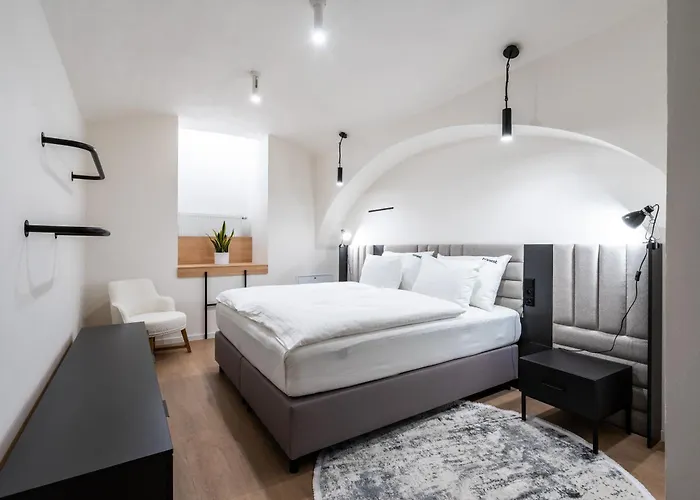 Honest Karlin Aparthotel 4*