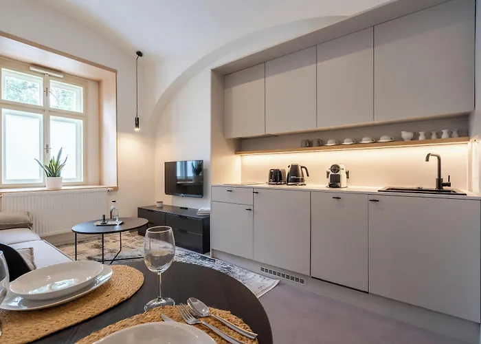 Honest Karlin Aparthotel 4*