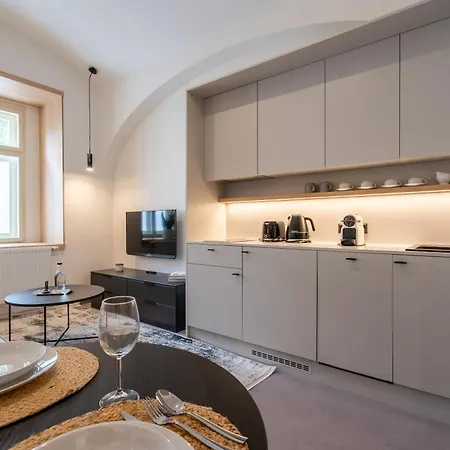 Honest Karlin Aparthotel *