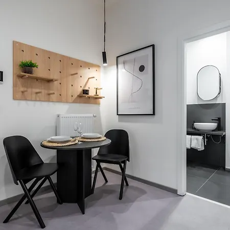 Honest Karlin Prague
