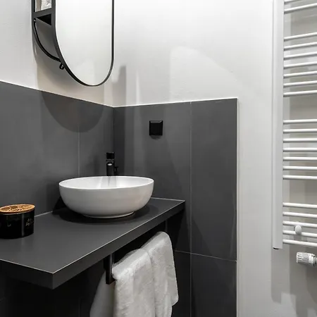 Honest Karlin Prague