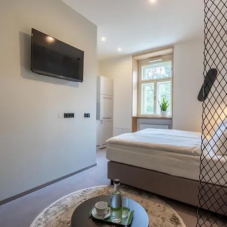Honest Karlin Prague