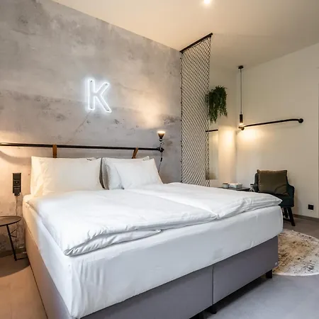 Honest Karlin Prague
